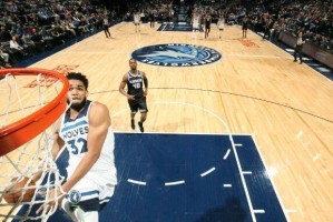  唐斯20+20，森林狼胜开拓者  