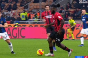  米兰德比平局收场引争议  