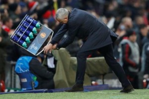  曼联防线送礼遭保级队羞辱  