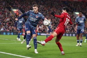  利物浦法比尼奥染红陷被动  