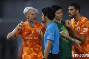 - **VAR争议判罚引热议**  