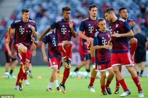  法兰克福球迷抗议球队转会策略  