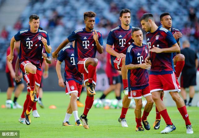  法兰克福球迷抗议球队转会策略  