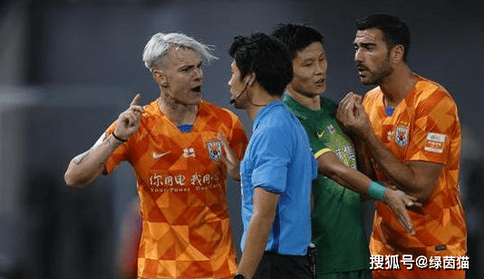 - **VAR争议判罚引热议**  