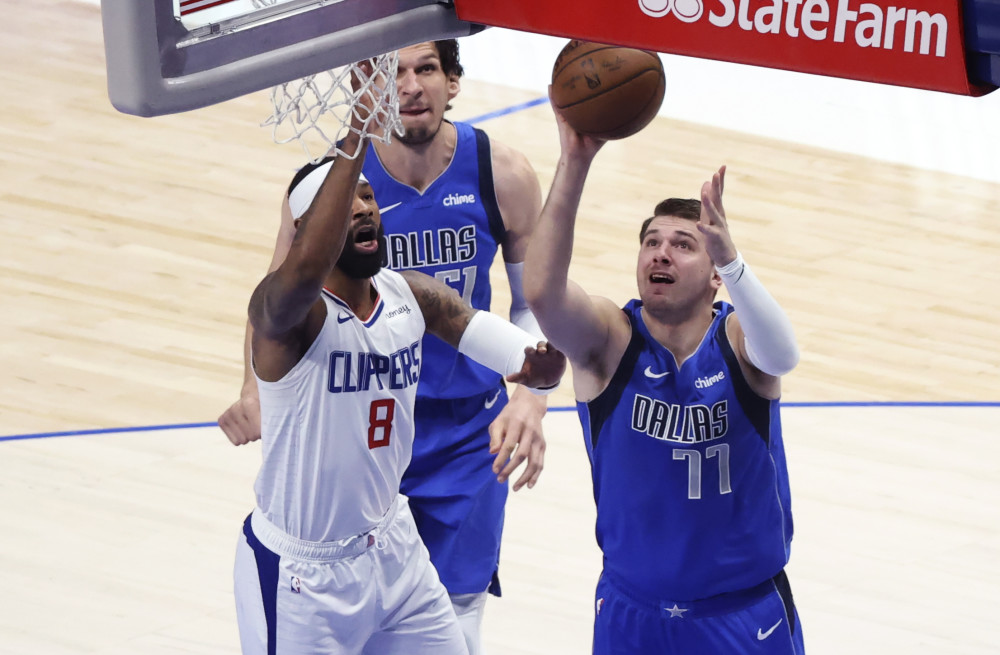  东契奇狂揽四十加三双，独行侠轻取开拓者